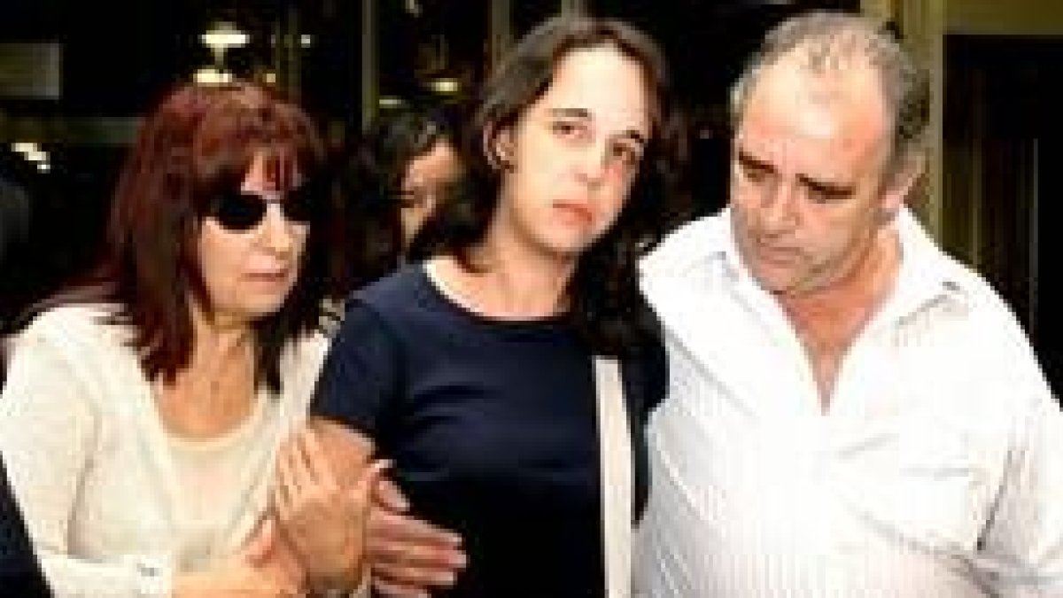 Lorena Gómez, junto a sus padres, a su llegada ayer a Madrid