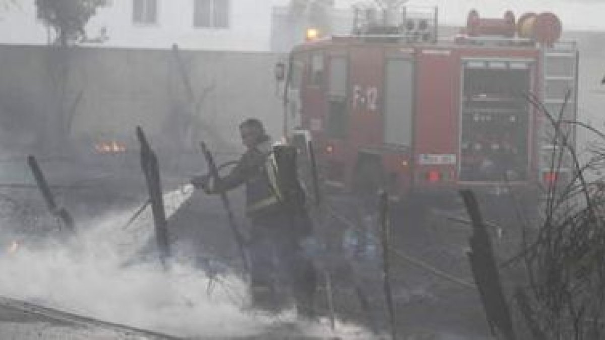 Un bombero intentando apagar el incendio en el parque de La Granja.
