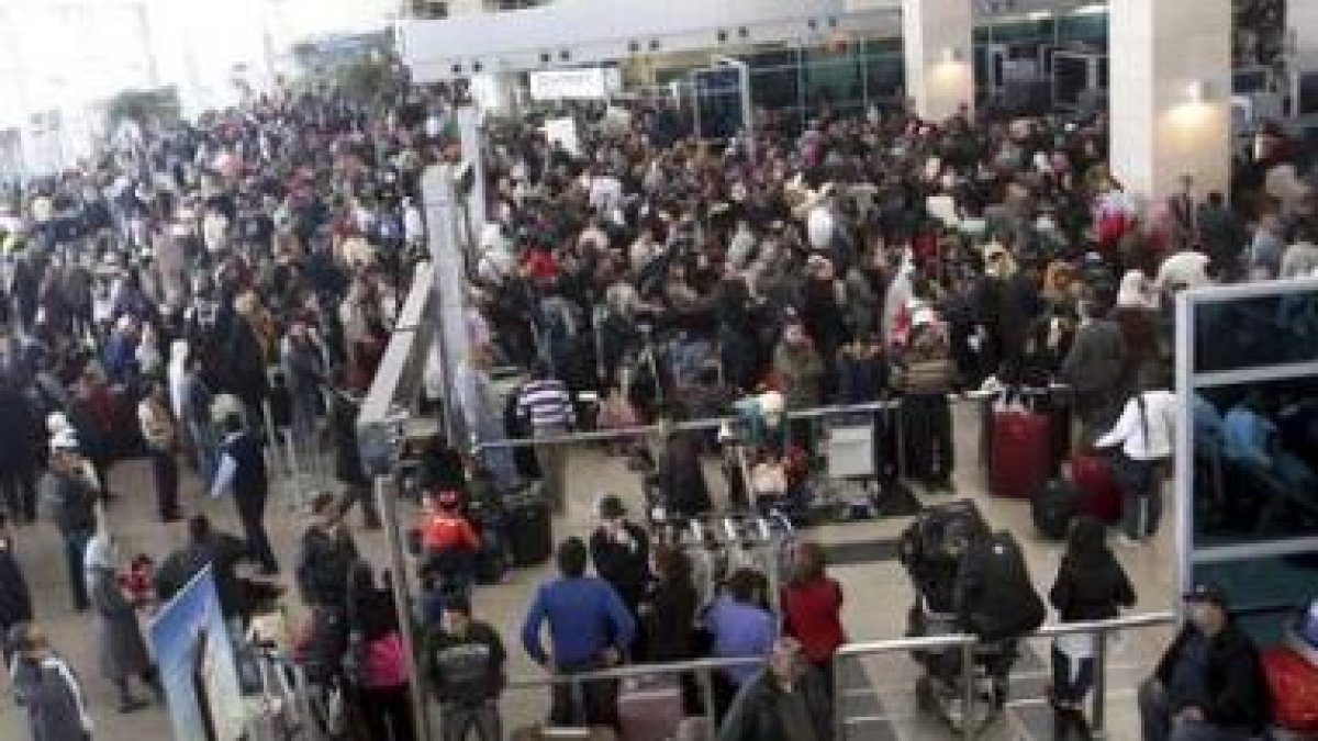 Cientos de pasajeros esperaban ayer en el aeropuerto de El Cairo para salir del país.