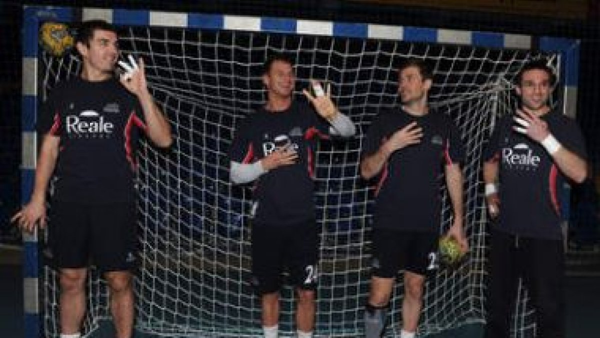 Los jugadores del Reale Ademar quieren despedirse con una victoria que selle la Champions.