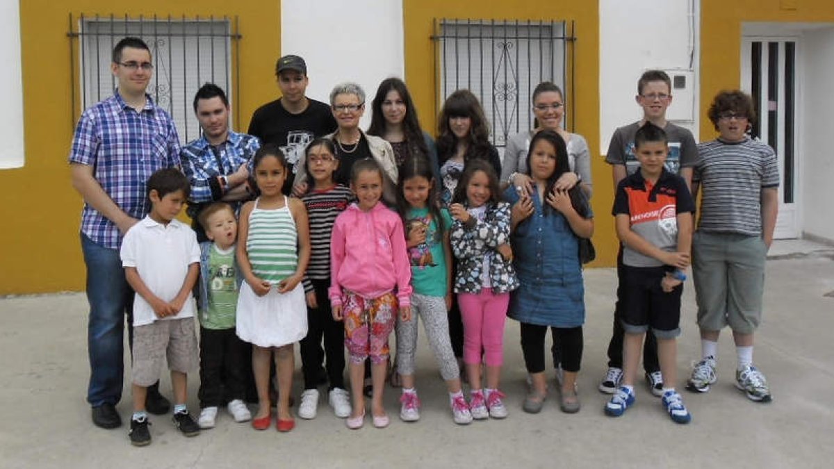 La profesora Margarita Carbón rodeada de alumnos de los pueblos de Arganza y Canedo.