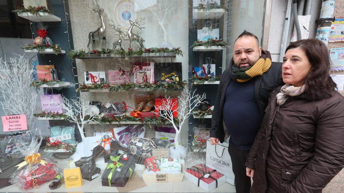 Los directivos de la asociación de comerciantes con los regalos. D.L.M