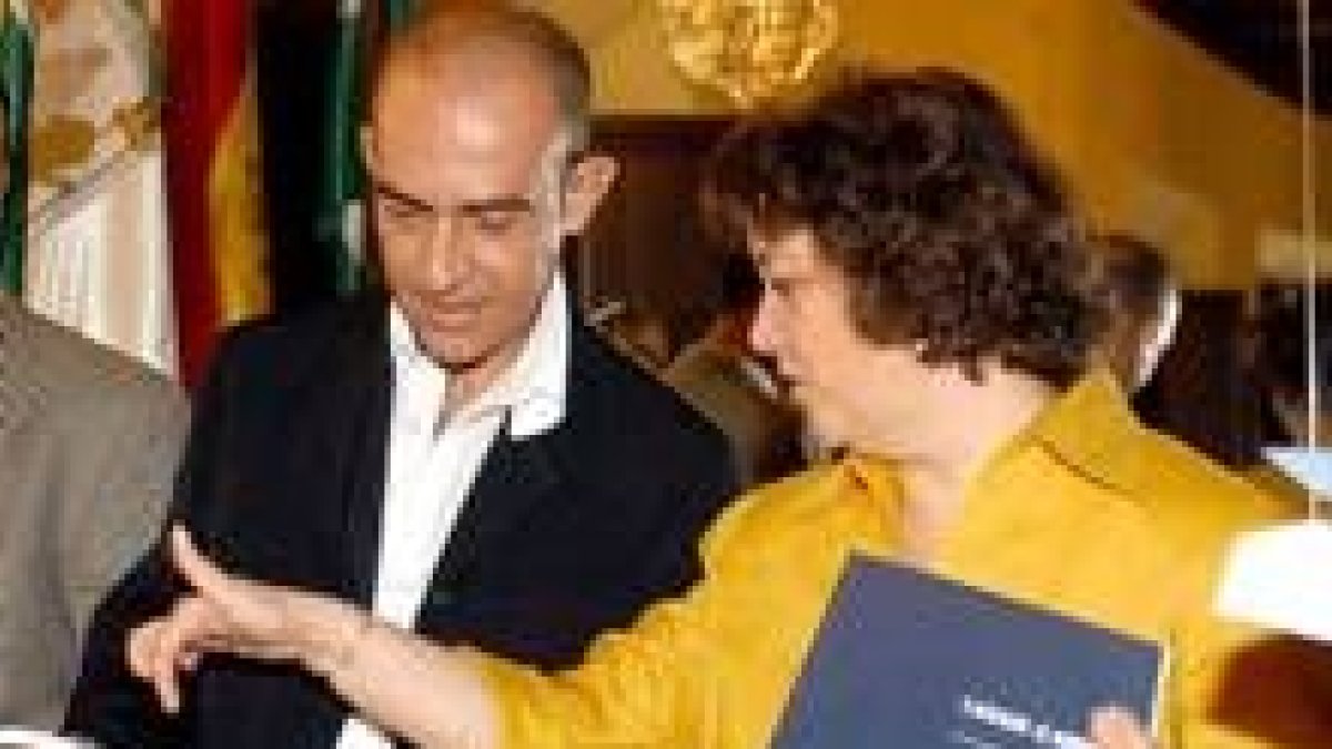 El autor del libro, Eladio Mateo, y la directora general del Libro, Rafaela Valenzuela