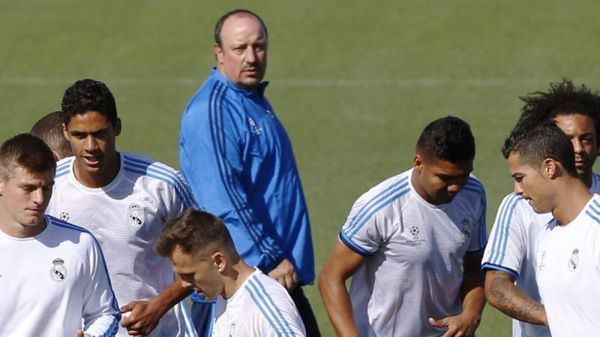 Rafa Benítez dirige un entrenamiento del Real Madrid