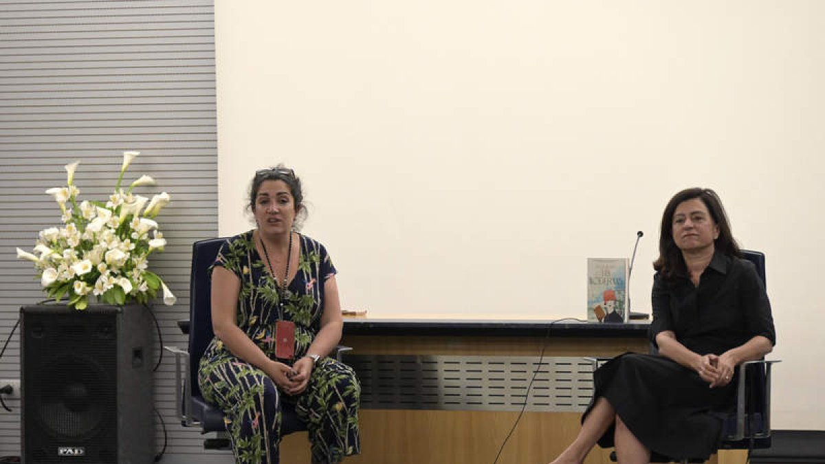 Ruth Prada, a la derecha, ayer, en la presentación de ‘Las modernas’. FERNANDO OTERO
