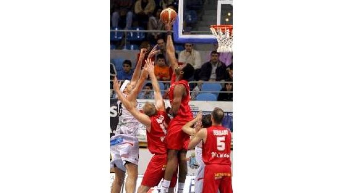 Barnes coloca un tapón a Asselin en el partido de ayer en Santander