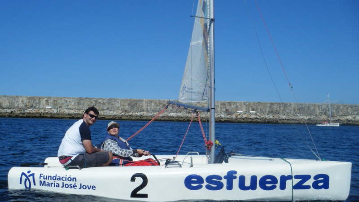 Carmen disfruta de una jornada de vela en aguas coruñesas gracias al campamento ‘Esfuerza’.