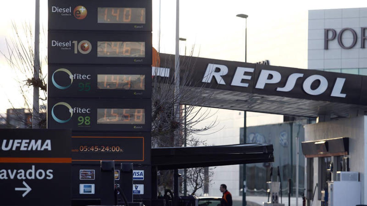 Un gasolinero trabaja en una de las estaciones de servicio de León.