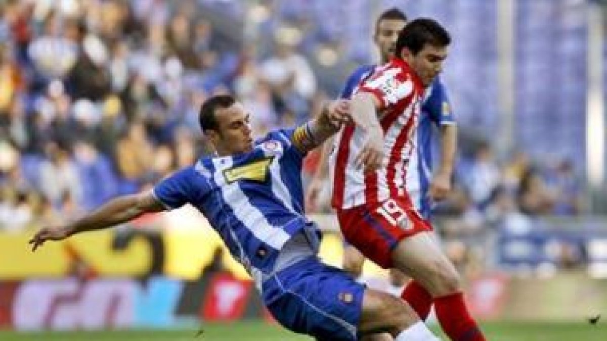 Moisés, a la izquierda, lucha con Reyes por el balón