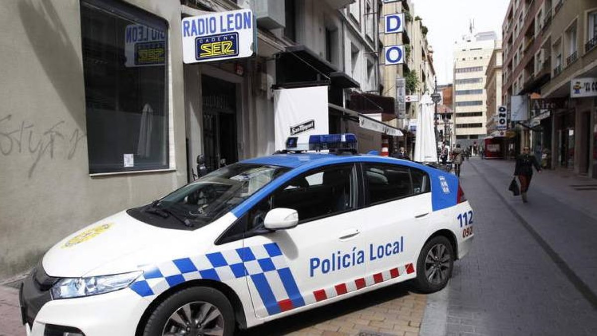 Un coche de patrulla de la Policía Local, a las puertas de la emisora.