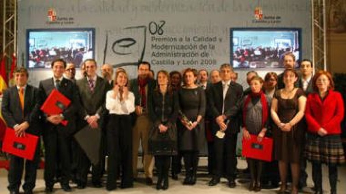 Los galardonados posan para la foto de familia