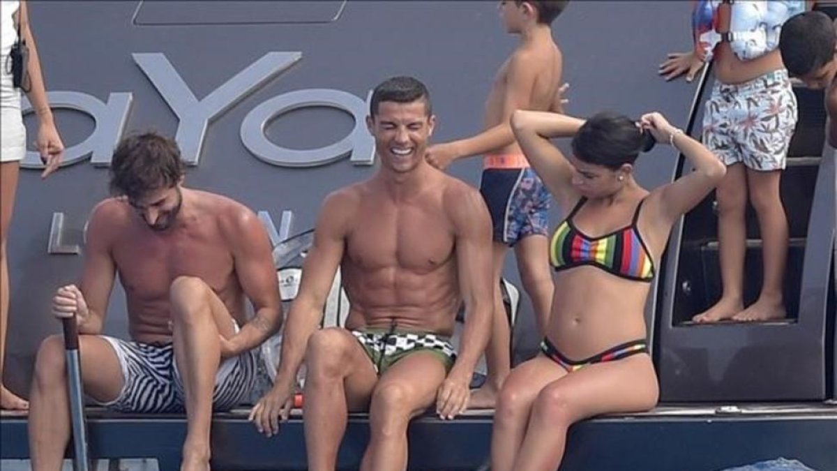 Cristiano Ronaldo y Georgina Rodríguez, durante una de las paradas del yate que les lleva por aguas de Formentera.