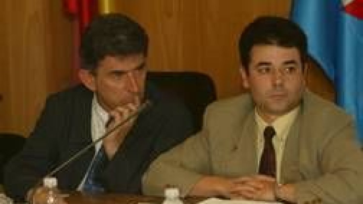 Jesús Esteban y Esteban Jesús Carro en uno de los últimos plenos celebrados en Bembibre