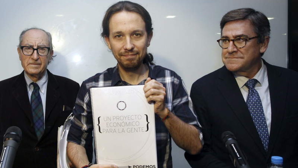 Pablo Iglesias acompañado por los economistas Vincenç Navarro y Juan Torres.