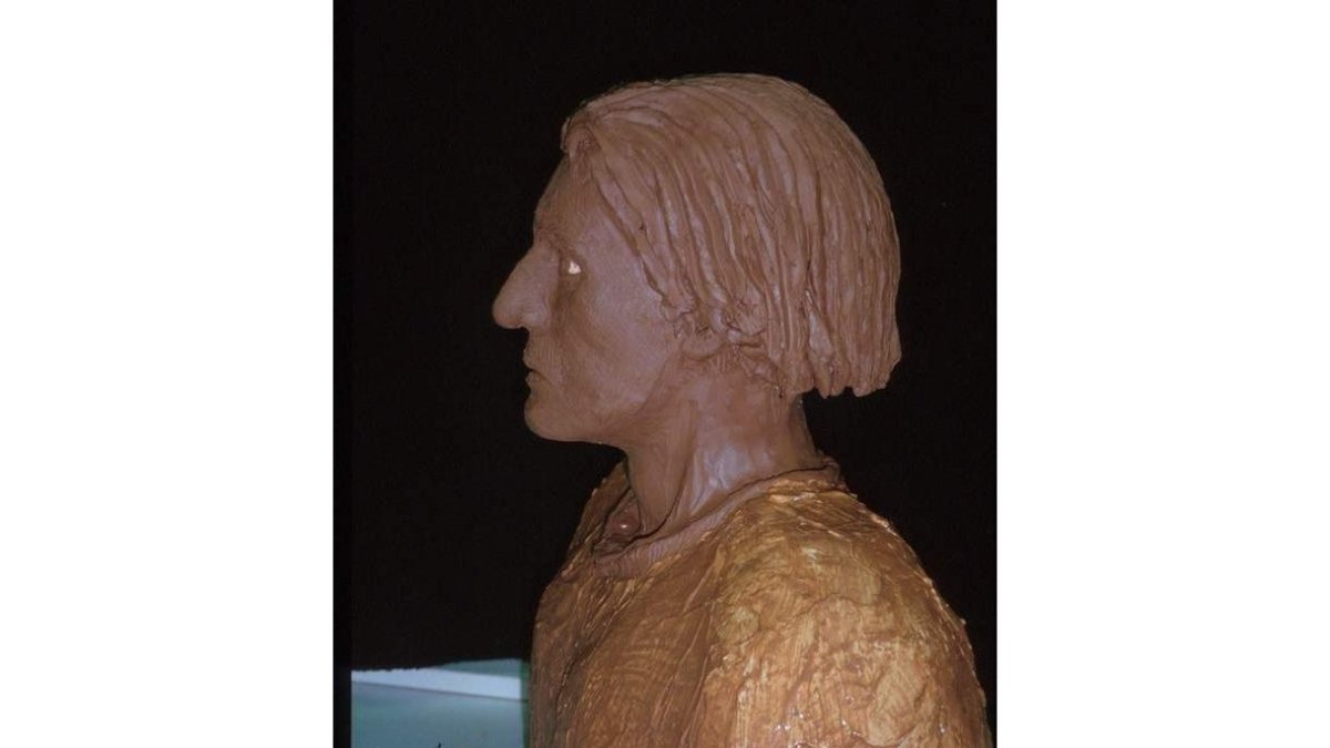 Imagen de la reconstrucción facial de Vermudo III que realizó el profesor colombiano José Vicente Rodríguez en 1997. A la derecha, escultura yacente del monarca en el monasterio de Nájera. Abajo, lápida en San Isidoro. DL