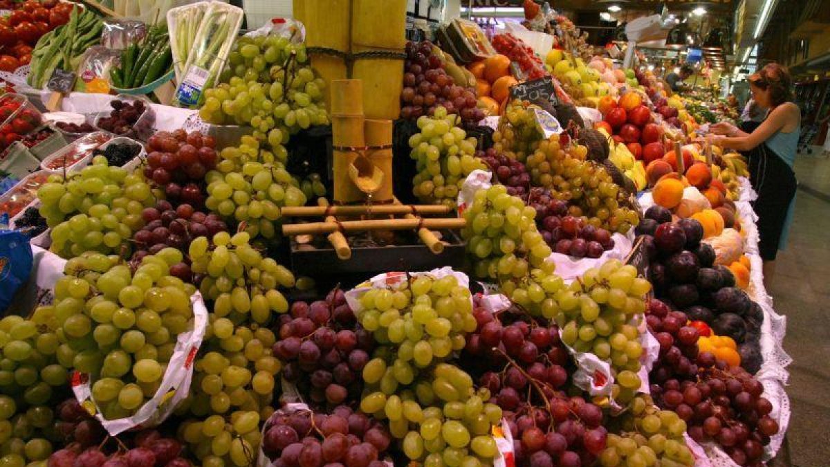 Uvas en el mercado de Santa Caterina, en Barcelona.