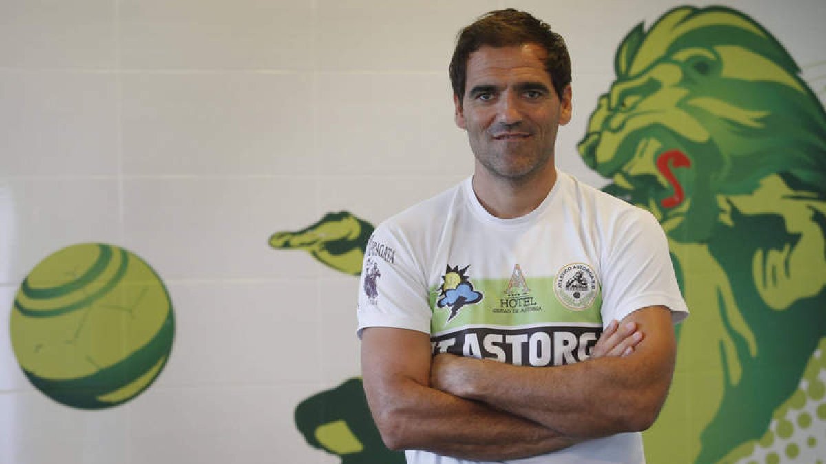 Paulino Martínez es el técnico que está consiguiendo los mejores números del Atlético Astorga. JESÚS