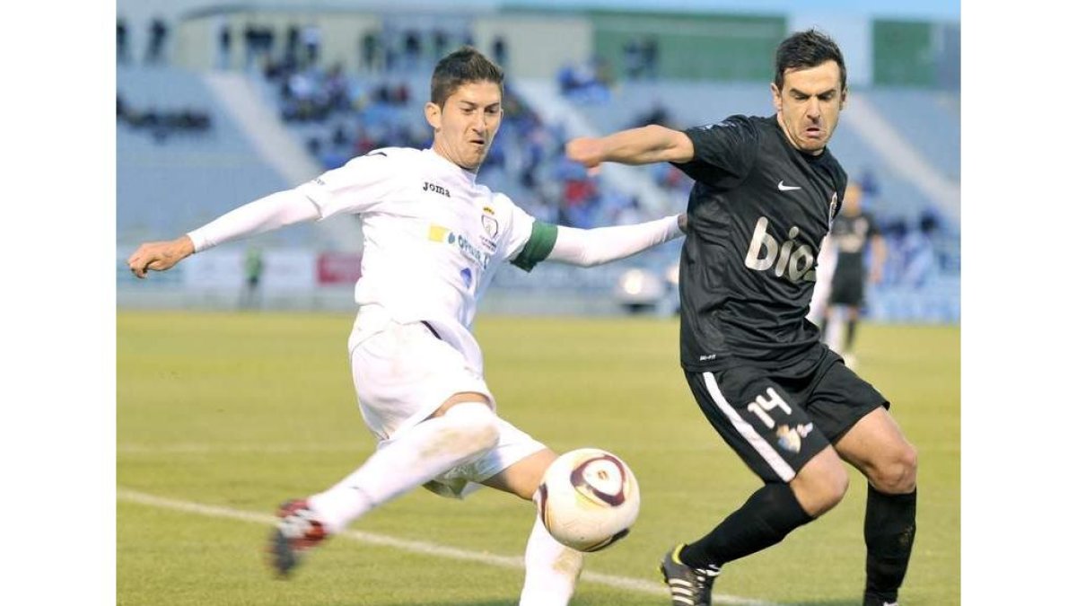Jonathan Ruiz pugna por un balón con el capitán del Real Jaén, Fran Machado.