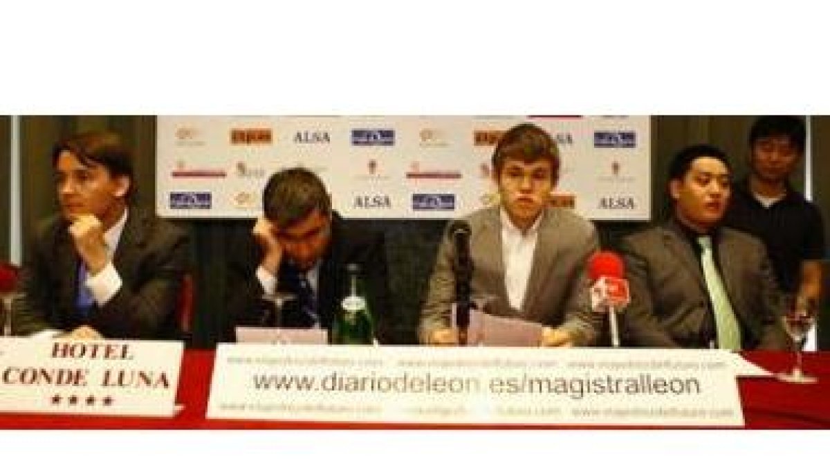 Alexander Morozevich, Vassily Ivanchuk, Magnus Carlssen, Wang Yue ayer en León.