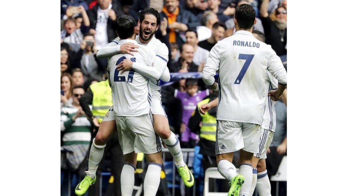 El delantero del Real Madrid Morata (de espalda) celebra su gol con su compañero el centrocampista Isco, primero para el equipo, durante el partido correspondiente a la 23 jornada de Liga contra el Espanyol.