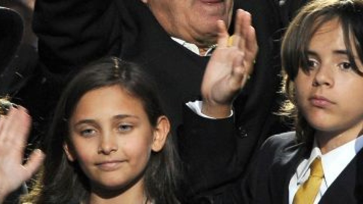 Dos de los hijos de Michael Jackson durante la ceremonia de despedida al cantante.