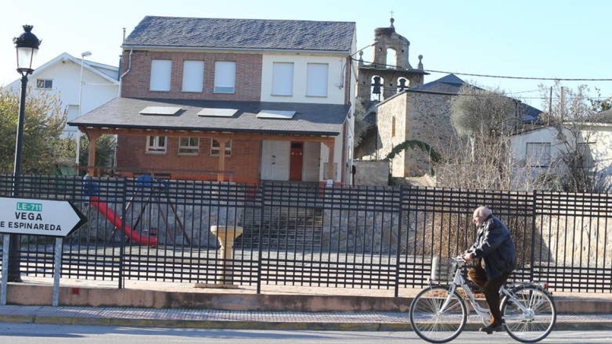 La escuela de Cortiguera forma parte del CRA Alborada de Columbrianos.