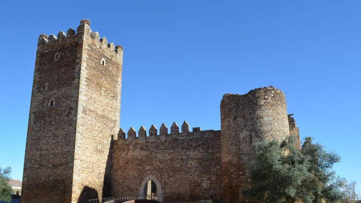 Fachada principal de la fortaleza donde destaca su esbelta torre del homenaje. MEDINA