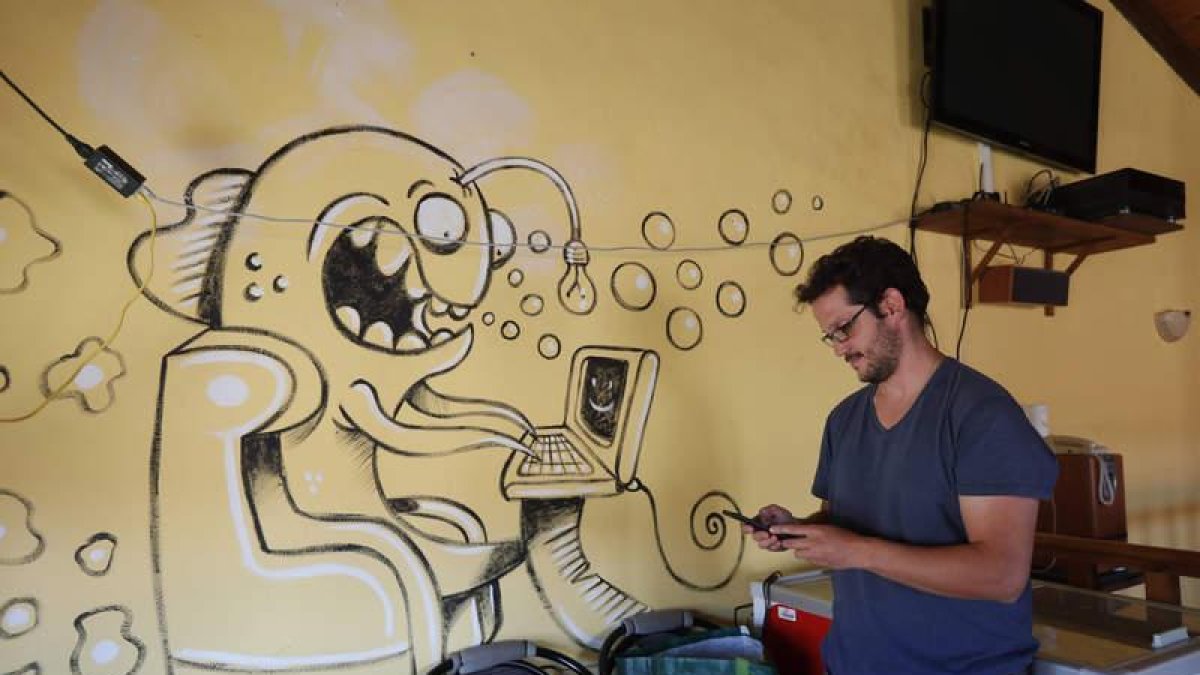 El tele-club es el punto de suministro para la futura red wifi pública del pueblo.