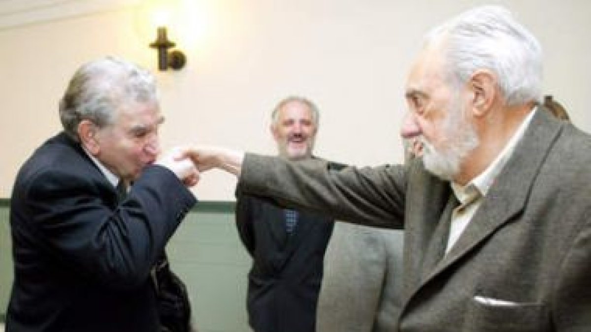 Antonio Gamoneda besa en la mano a su gran amigo Antonio Pereira