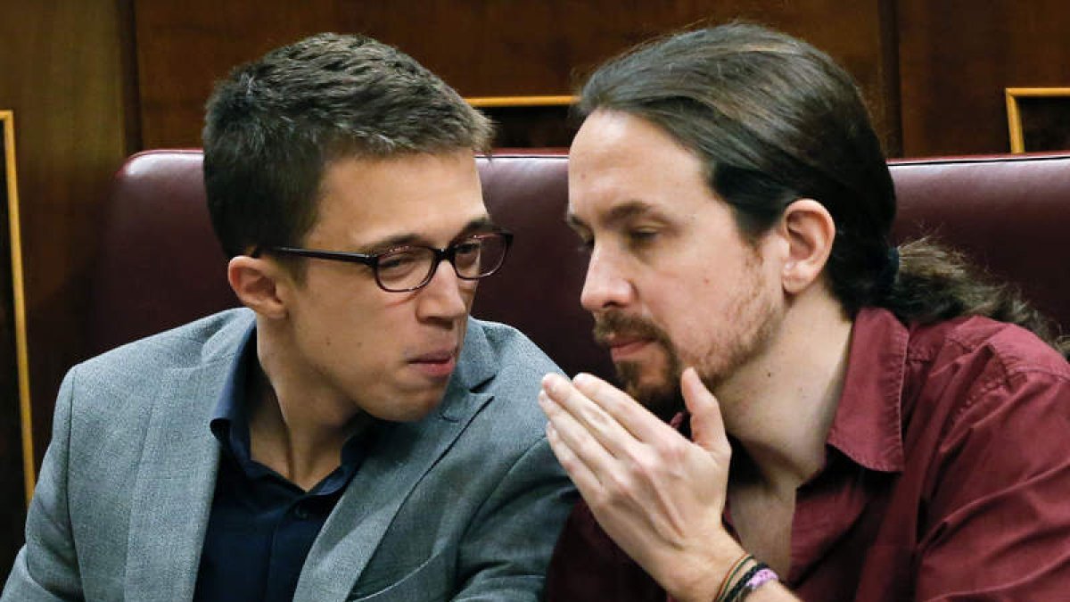 Íñigo Errejón y Pablo Iglesias conversan en sus escaños en el Congreso de los Diputados. BALLESTEROS