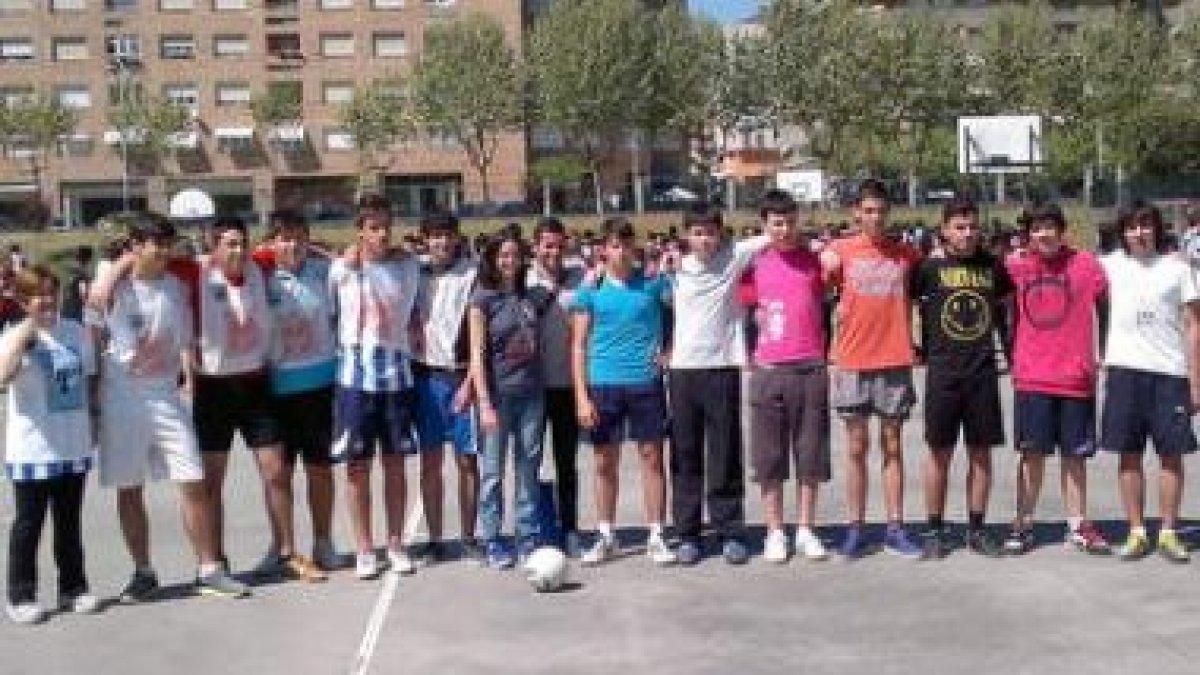 Los jugadores de la Deportiva con Carolina Rodríguez y alumnos del instituto Álvaro de Mendaña.