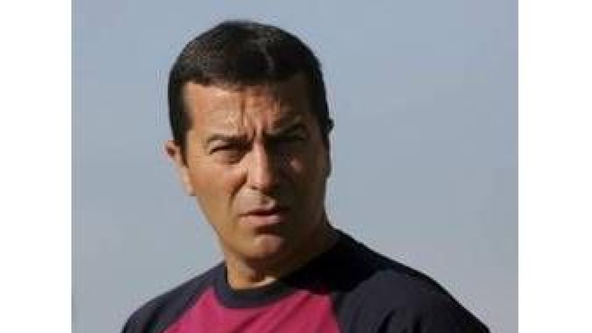 El entrenador de la Cultural Leonesa Miguel Ángel Álvarez Tomé, durante el entrenamiento de ayer