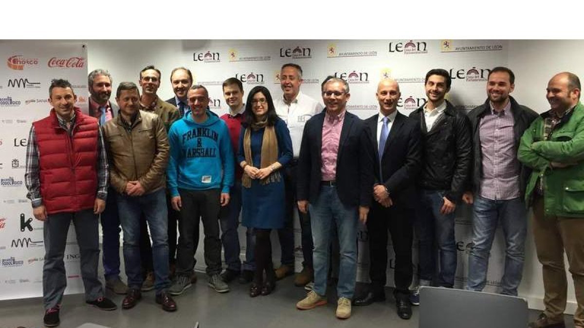 El concejal de Deportes José María López Benito, en el centro, acompañado por los patrocinadores de la Media Maratón.