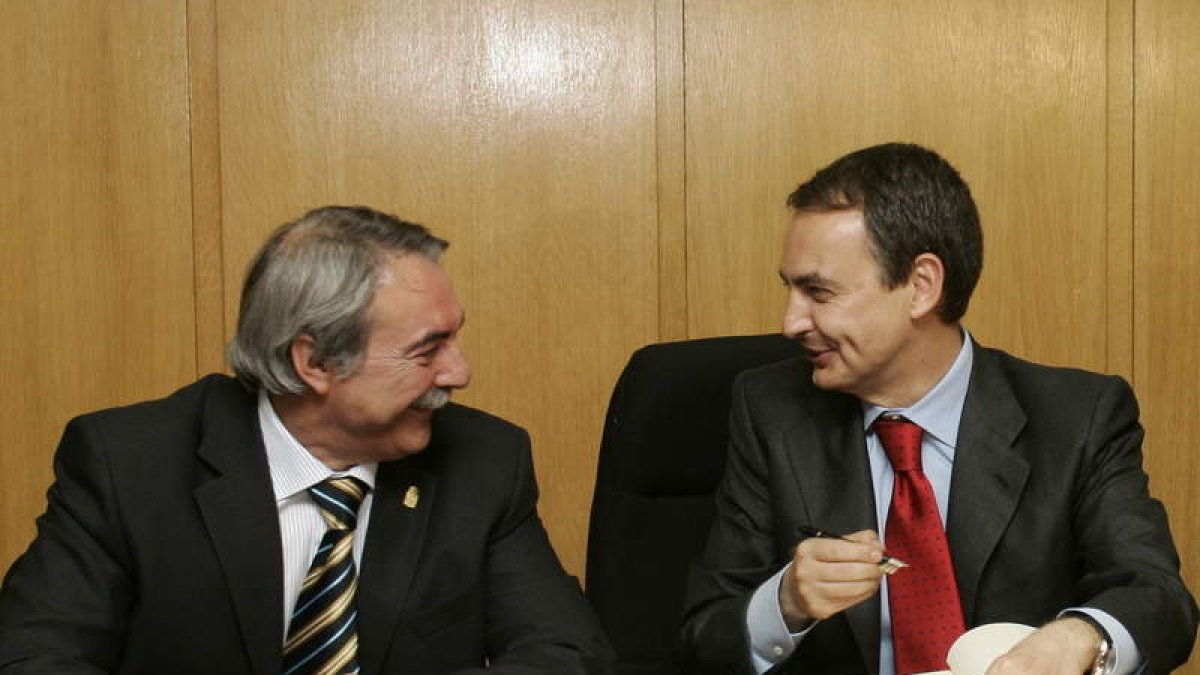 Canedo y Zapatero en una visita a Camponaraya en el 2007.
