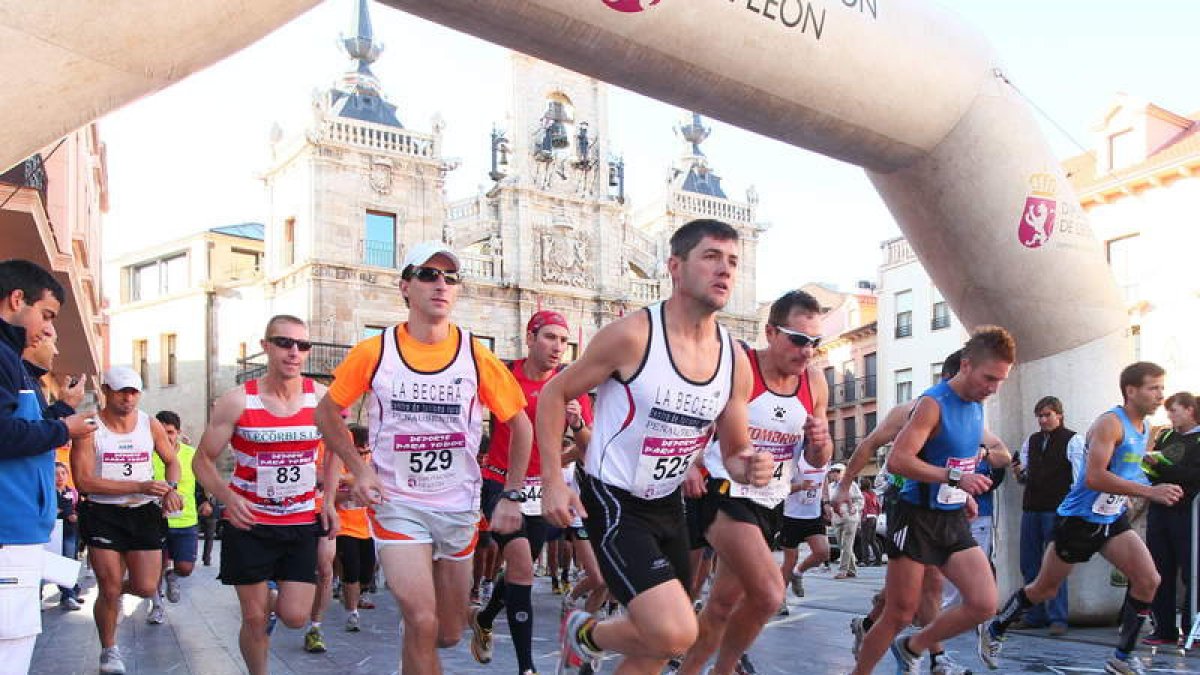La Plaza Mayor de Astorga repitió como salida de la Carrera Camino de Santiago.