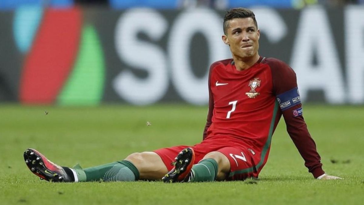 Cristiano, en el suelo después de sufrir el fuerte golpe en la rodilla que le hizo abandonar el campo.