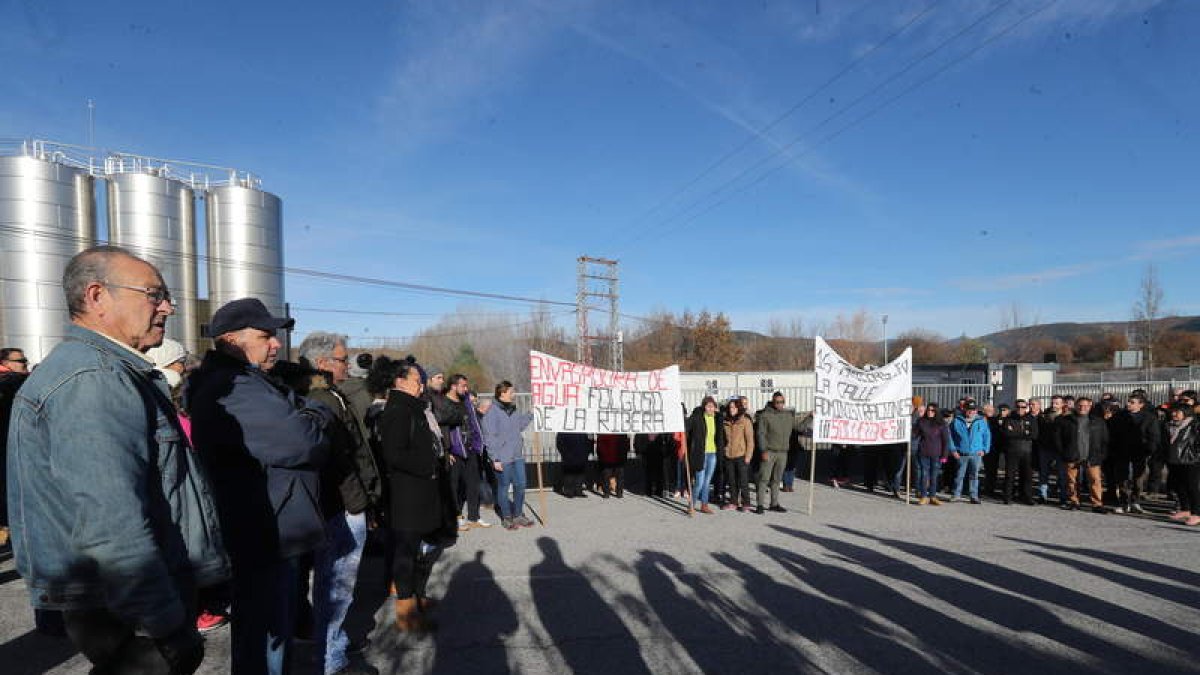 Trabajadores, familiares y vecinos de Folgoso se manifestaron ayer ante la planta. ANA F. BARREDO
