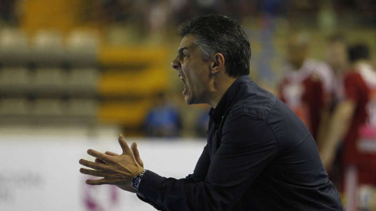 El seleccionador nacional júnior, Isidoro Martínez. JESÚS