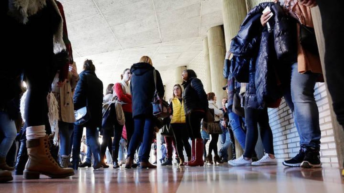 Varias personas esperan para examinarse