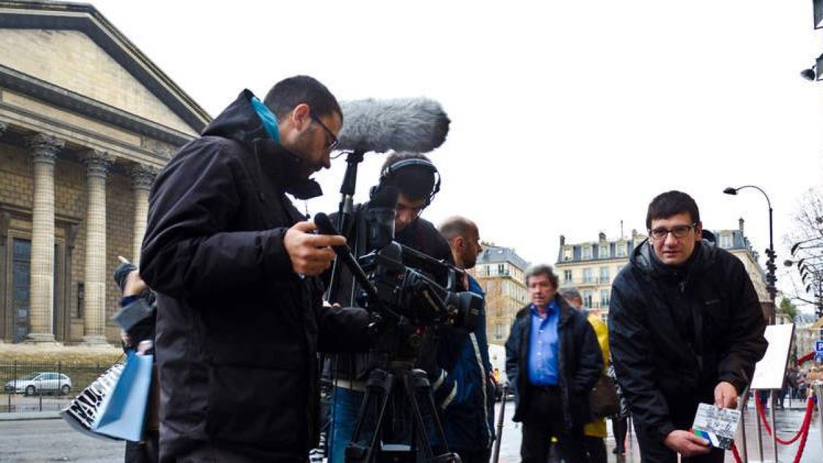 El director de la cinta, Gabriel Folgado, agachado a la derecha en un momento del rodaje del documental en París.