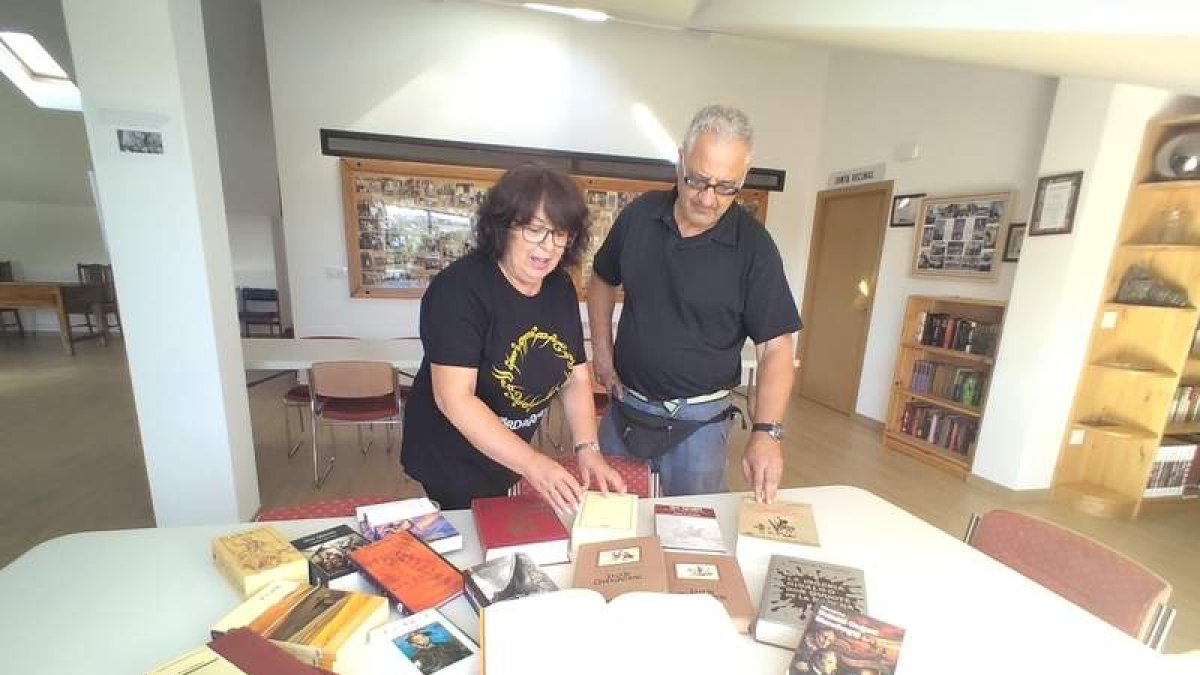 Dos de los impulsores de la curiosa y rica biblioteca de la localidad de Viloria, Castropodame. DL