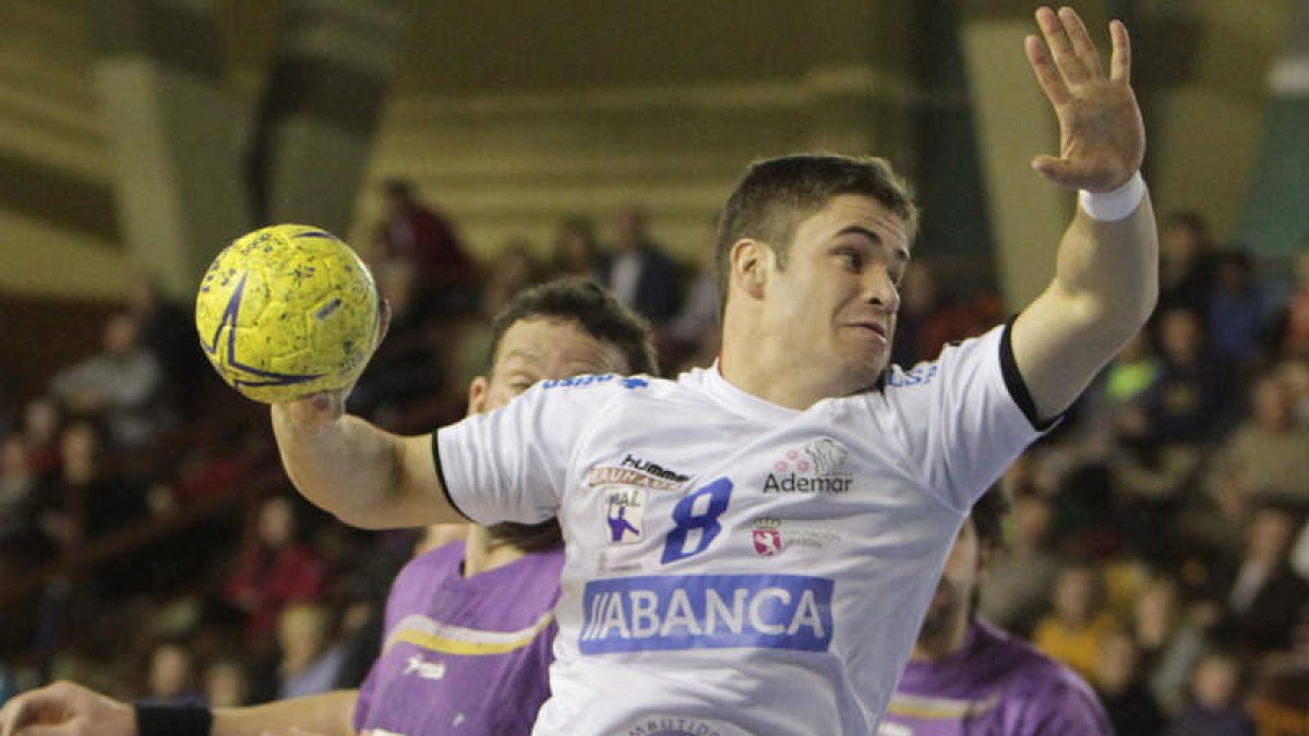 Los canteranos respondieron ayer. El lateral Rodrigo en el momento de firmar uno de los tantos fundamentales en la victoria del Abanca Ademar. secundino pérez