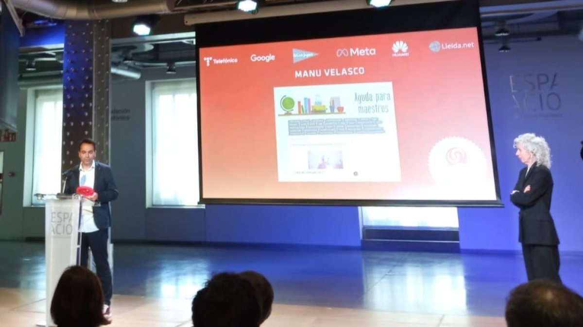 El maestro leonés Manu Velasco, recoge su premio en la gala celebrada en Madrid. BERTA RODRÍGUEZ