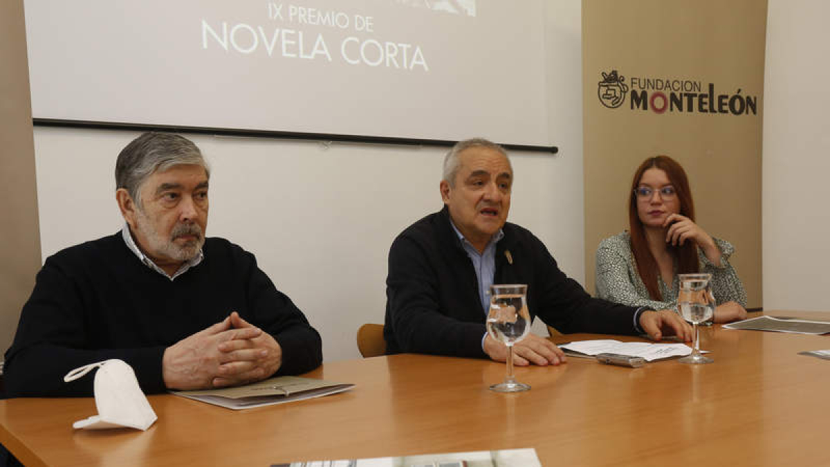 Ángel Penas, Dionisio Domínguez y Andrea Gutiérrez, ayer, en la presentación del premio. F. OTERO