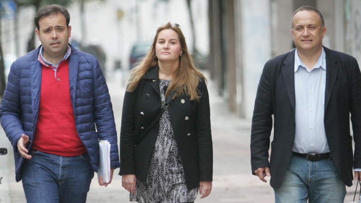 Tino Rodríguez, Gloria Acevedo y Gerardo Álvarez Courel, ayer en Ponferrada. L. DE LA MATA