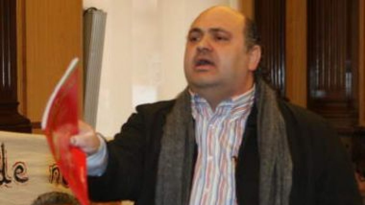 Ramiro Pinto, en su intervención, es observado por Pérez Ruiz