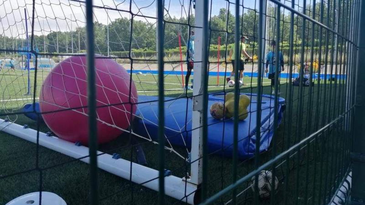 Los guardametas de menor edad también se entrenan en las instalaciones del Olímpico de León. DL