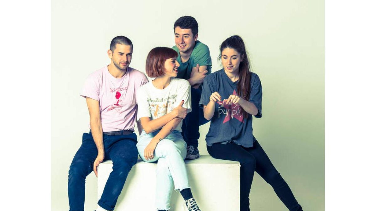 Josu, Cris, Landres y Lore, los integrantes del cuarteto vizcaíno Belako. DL