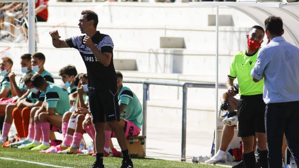 Mori, técnico del Unionistas, podría sufrir en las despachos su primera derrota de la temporada. LOF