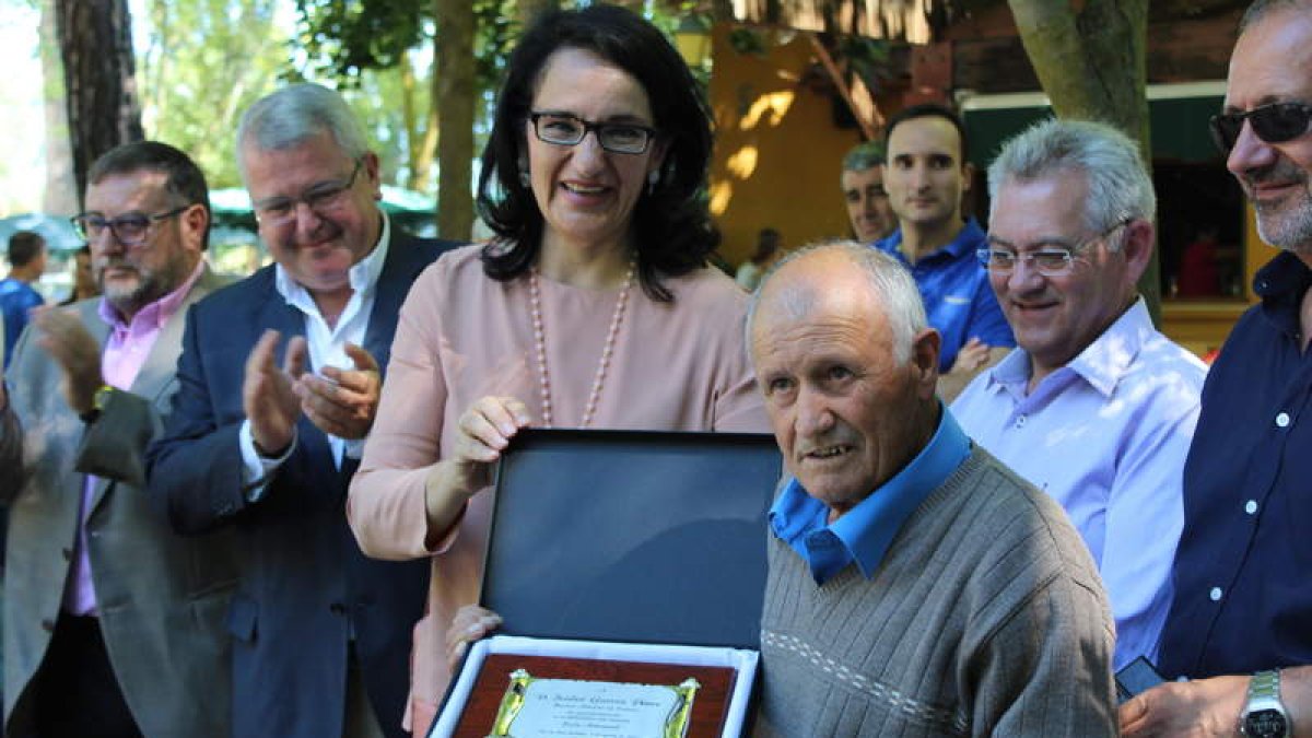 La subdelegada, y demás autoridades, junto a Isidro García, el maestro homenajeado. A.V.